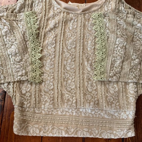 Women's A'Reve Soft Lace Open Cold Shoulder Batwing Sleeve Medium Blouse GUC - Picture 6 of 13